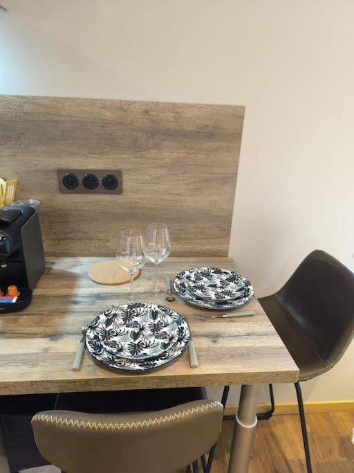 Grand Studio Place Morny refait à neuf