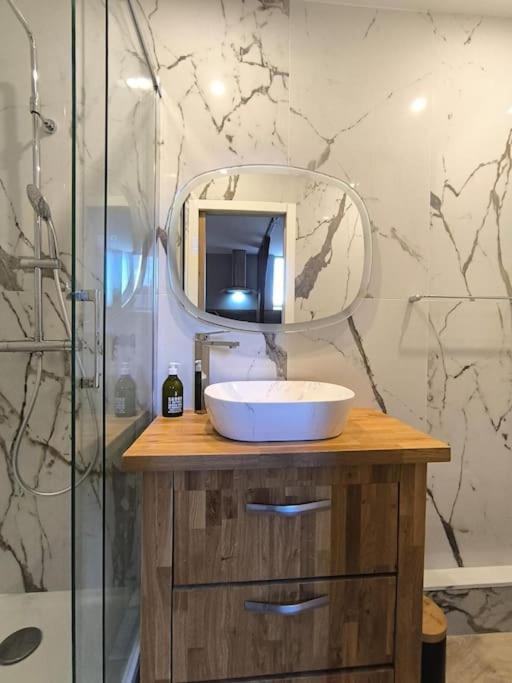 Grand Studio Place Morny refait à neuf