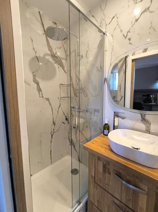 Grand Studio Place Morny refait à neuf