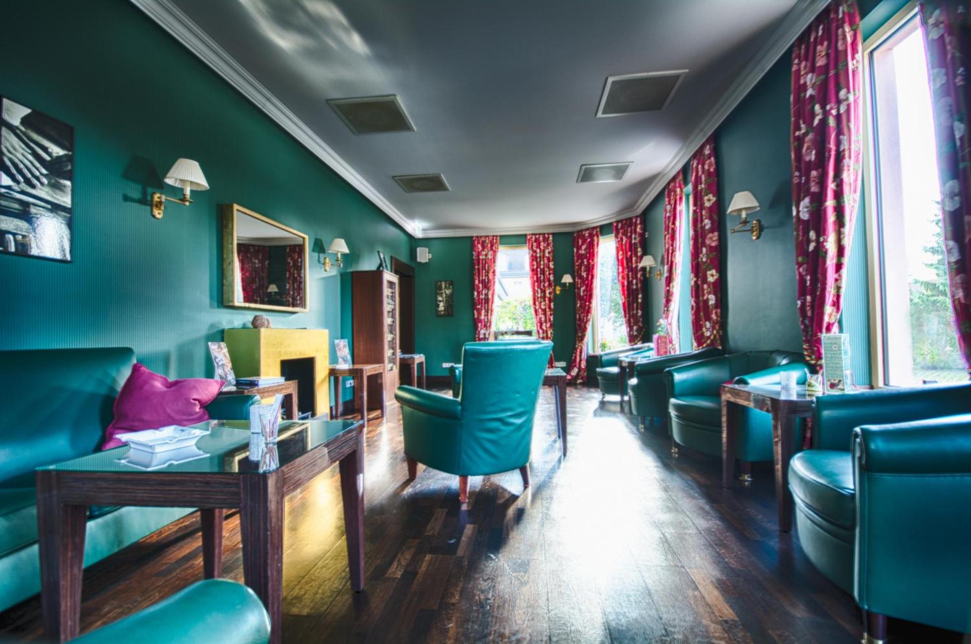 Communal lounge/ TV room