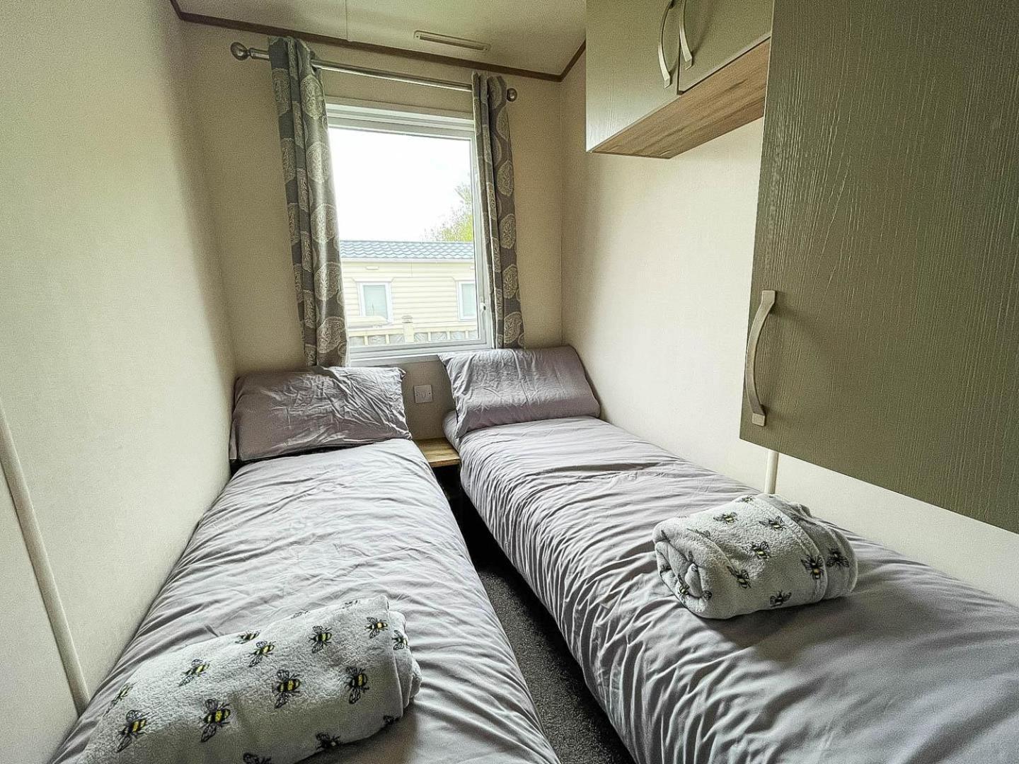 CaravanSleeps6-HotTub-Garden-WaterWonderland