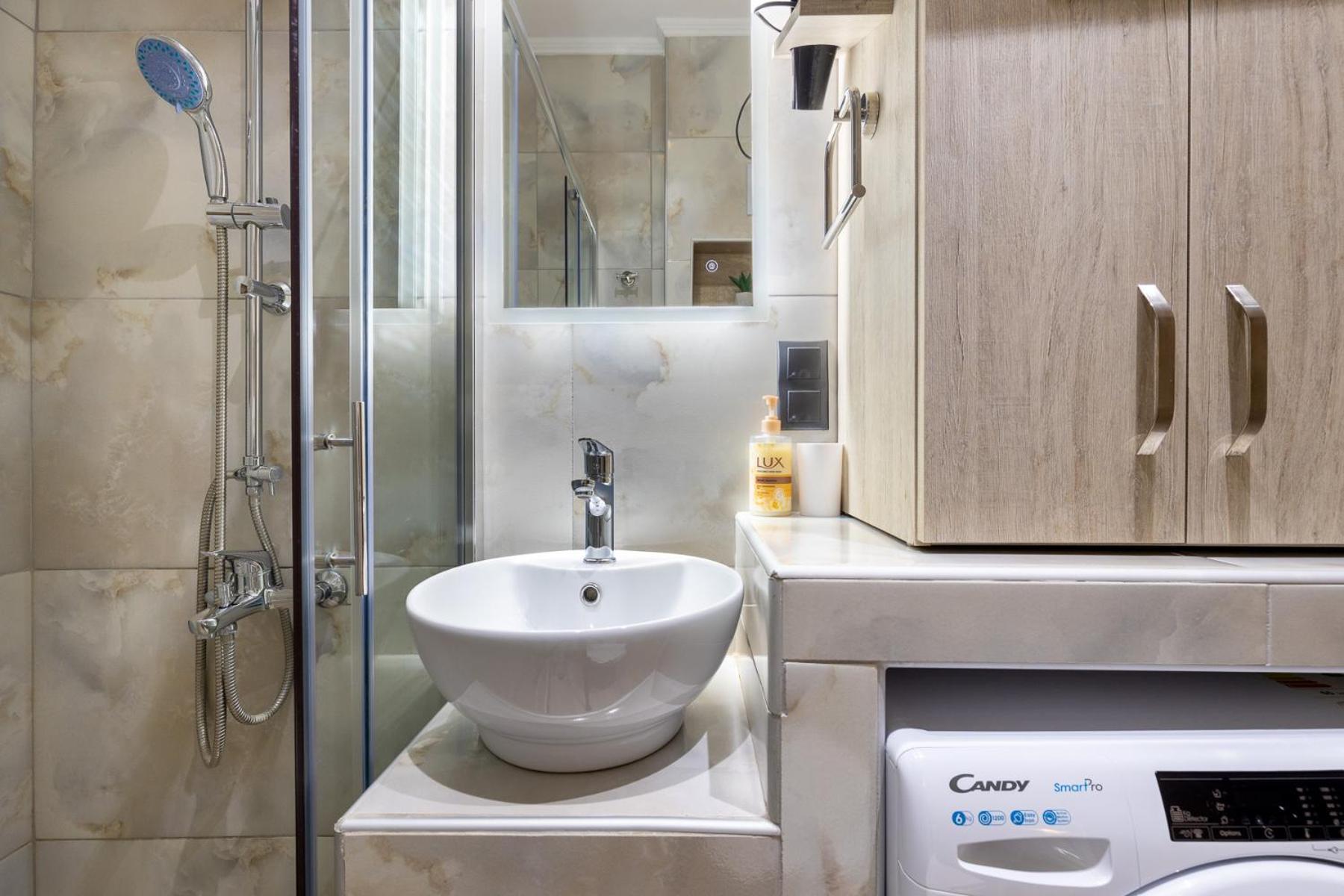 COZY DOWNTOWN APARTMENT