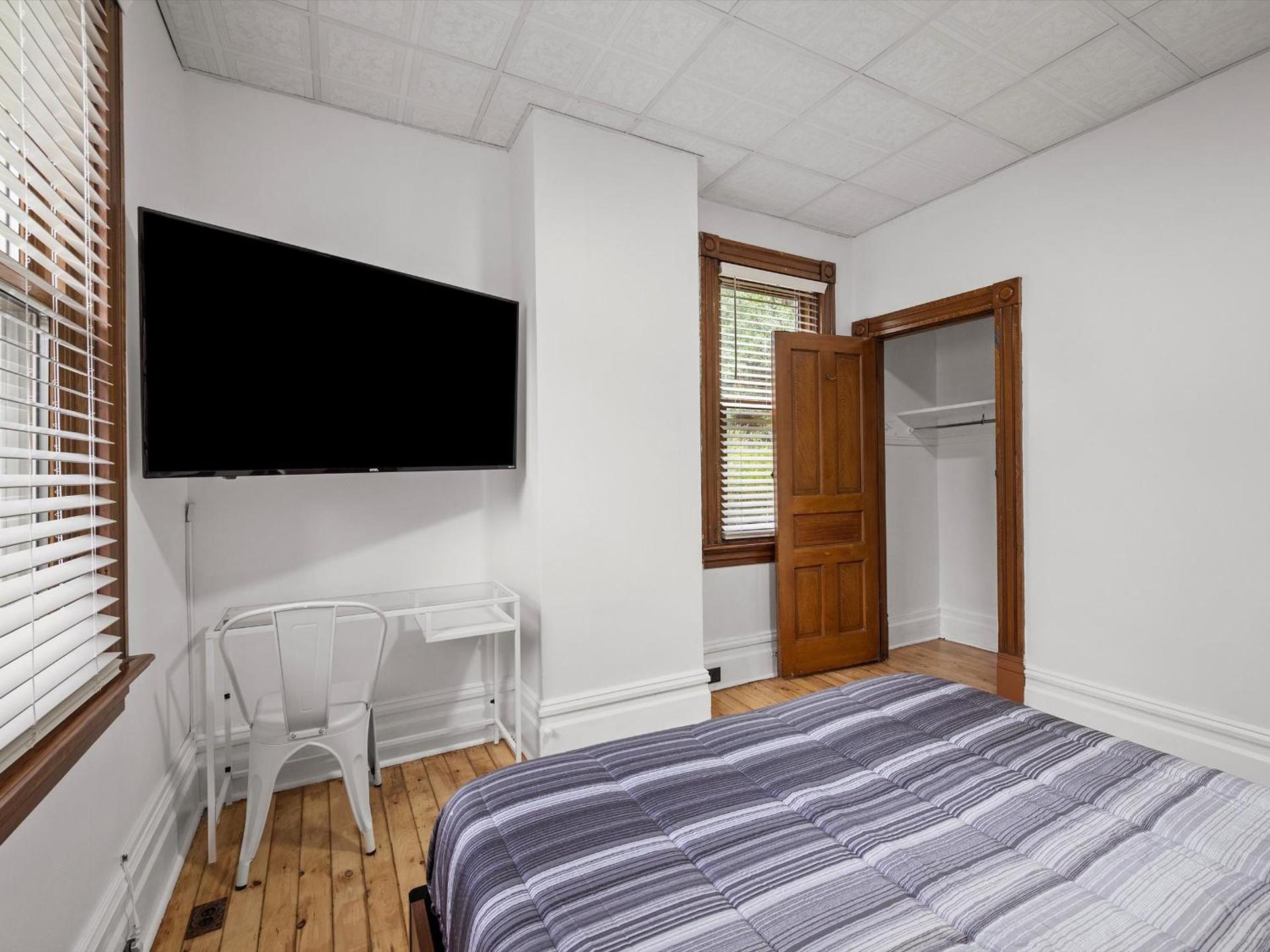 Oakland, Pittsburgh !E Cozy and Stylish Private Bedroom with Shared Bathroom