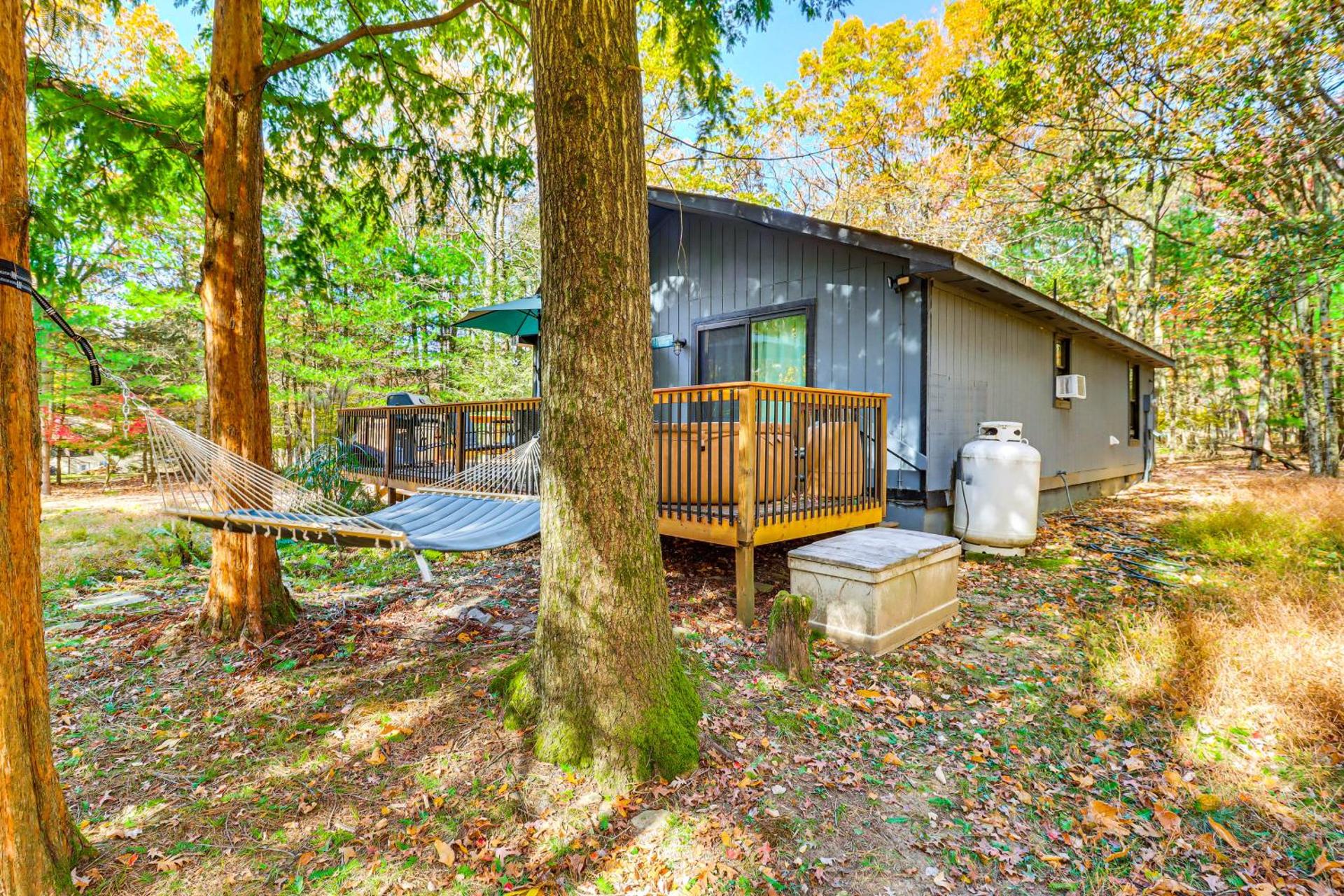 Peaceful Pocono Gem! Cabin 6 Mi to Dtwn Jim Thorpe