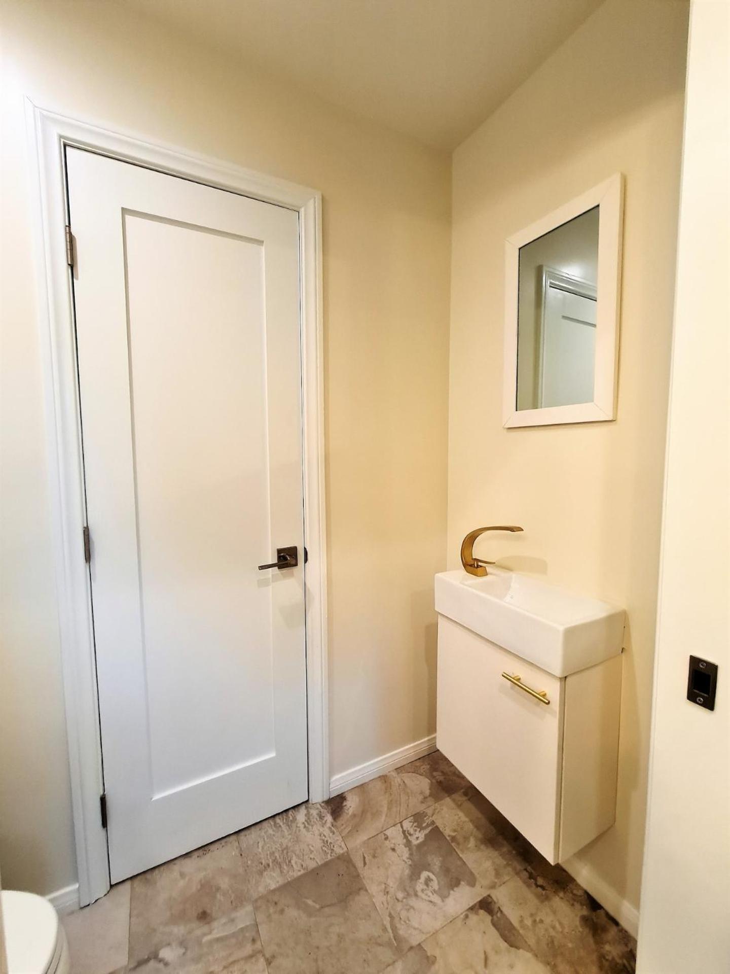 Prime LA 2 bedroom & 3 bath home Beverly Hills adj