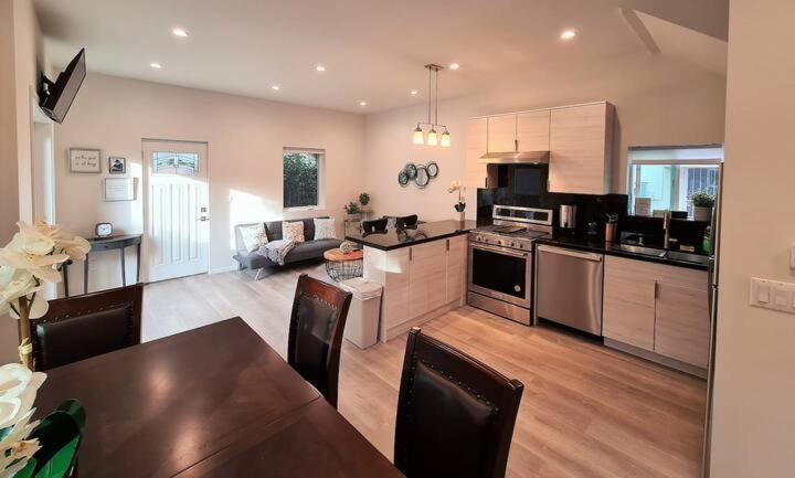 Prime LA 2 bedroom & 3 bath home Beverly Hills adj