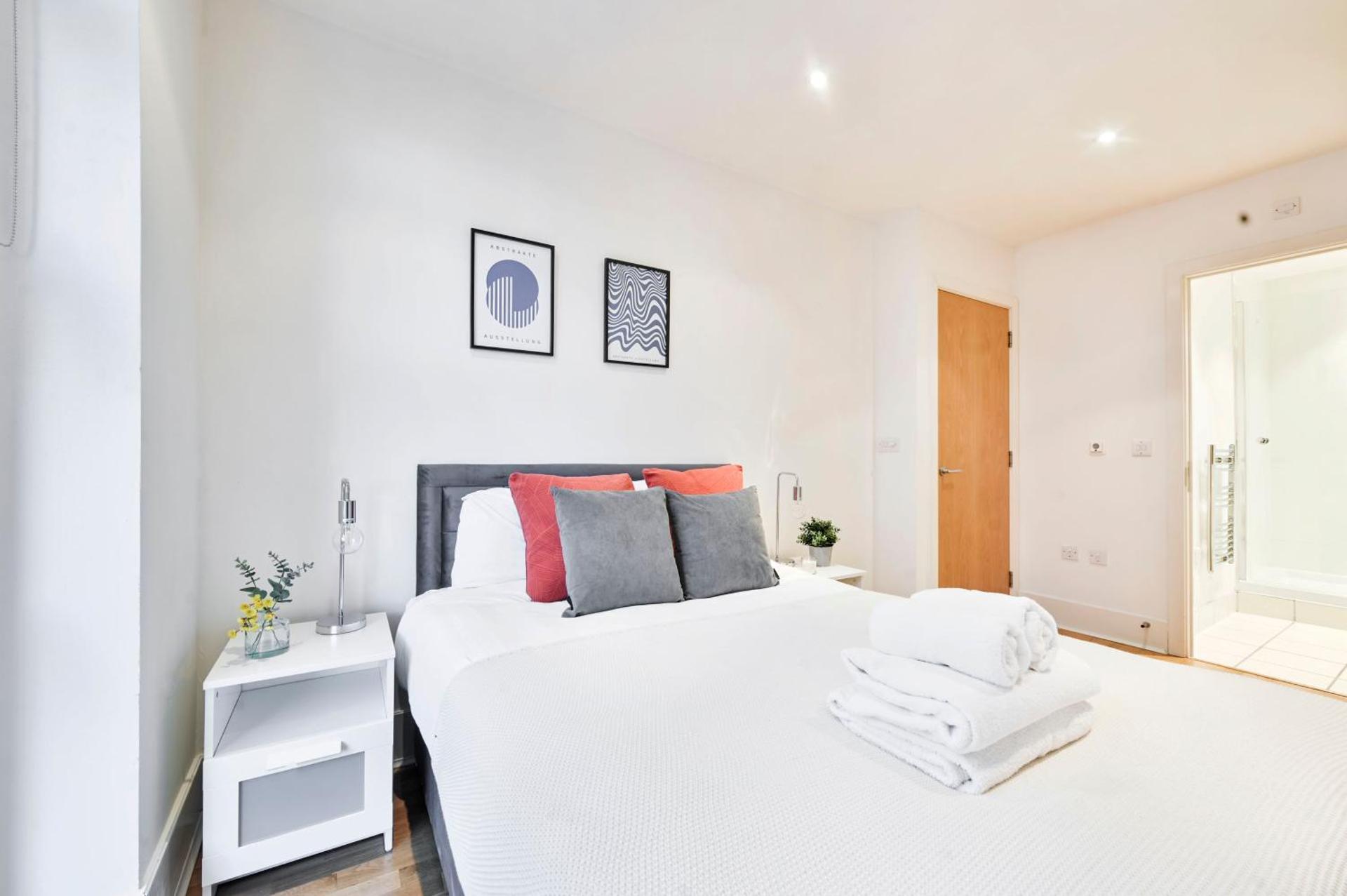 The Thamesview - Stylish 2 Bed Flat with Balcony