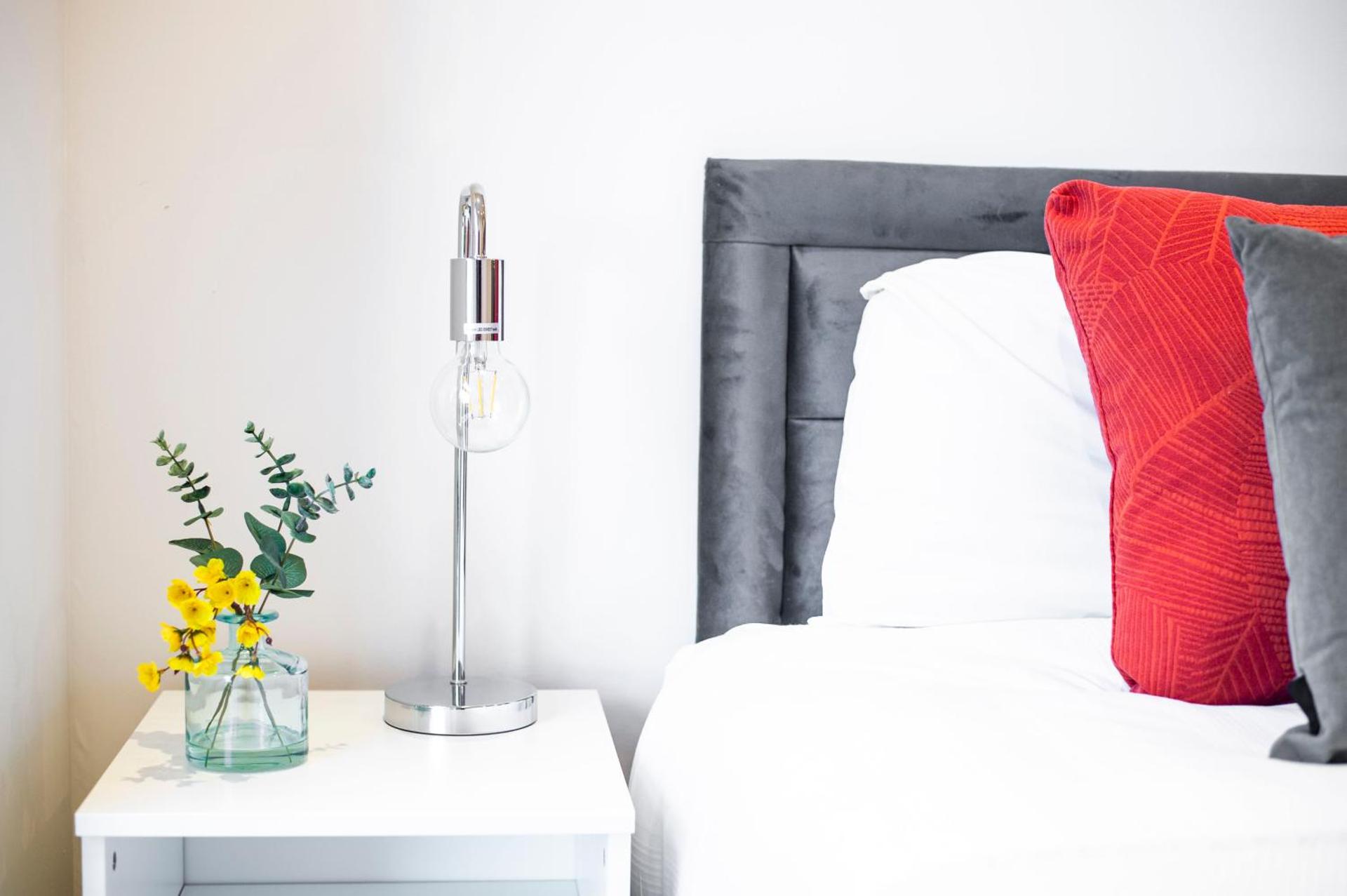 The Thamesview - Stylish 2 Bed Flat with Balcony