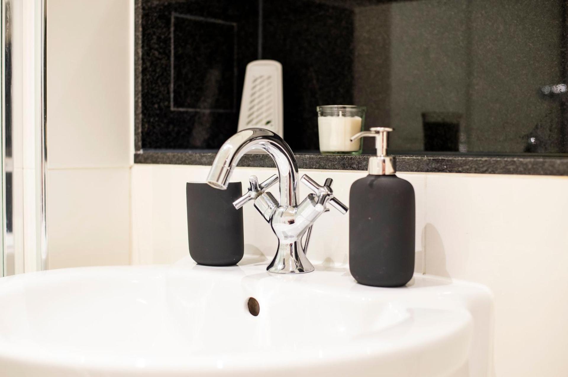 The Thamesview - Stylish 2 Bed Flat with Balcony