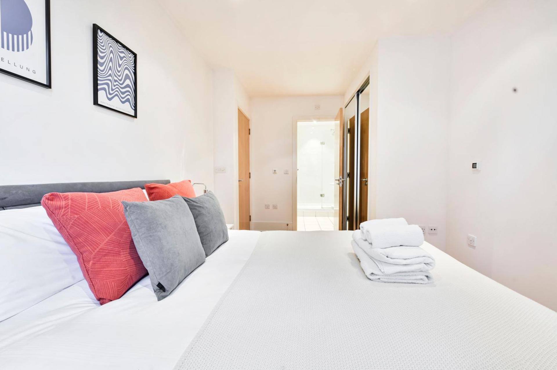 The Thamesview - Stylish 2 Bed Flat with Balcony