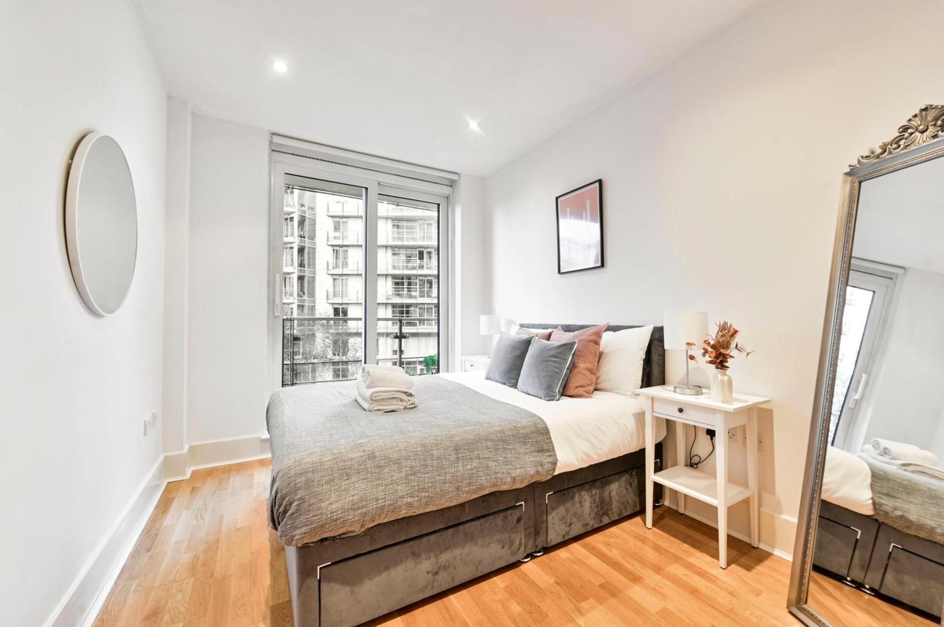 The Thamesview - Stylish 2 Bed Flat with Balcony