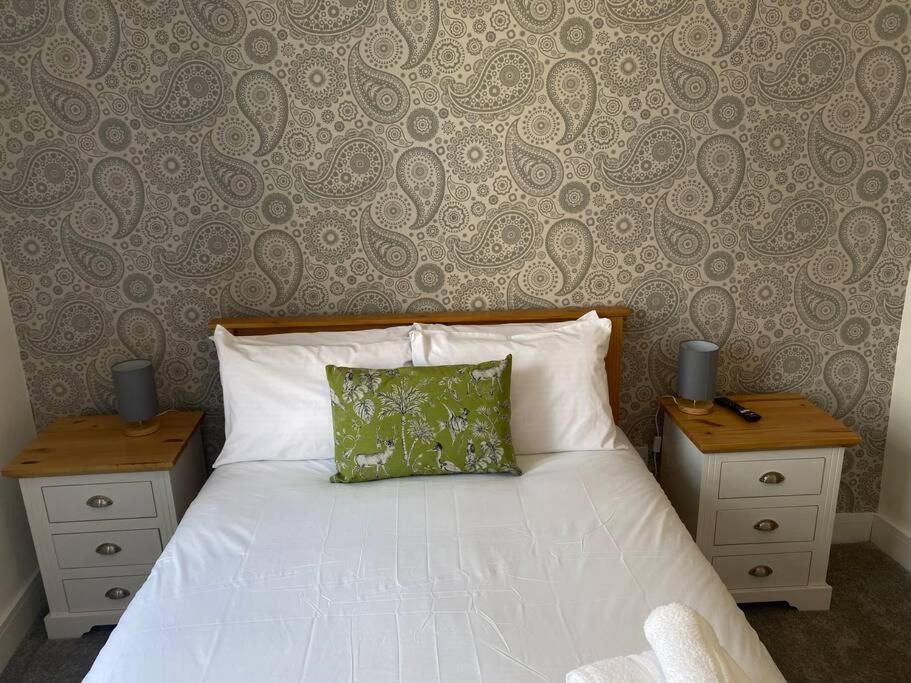 3 Smithhills Paisley central spacious sleeps 4