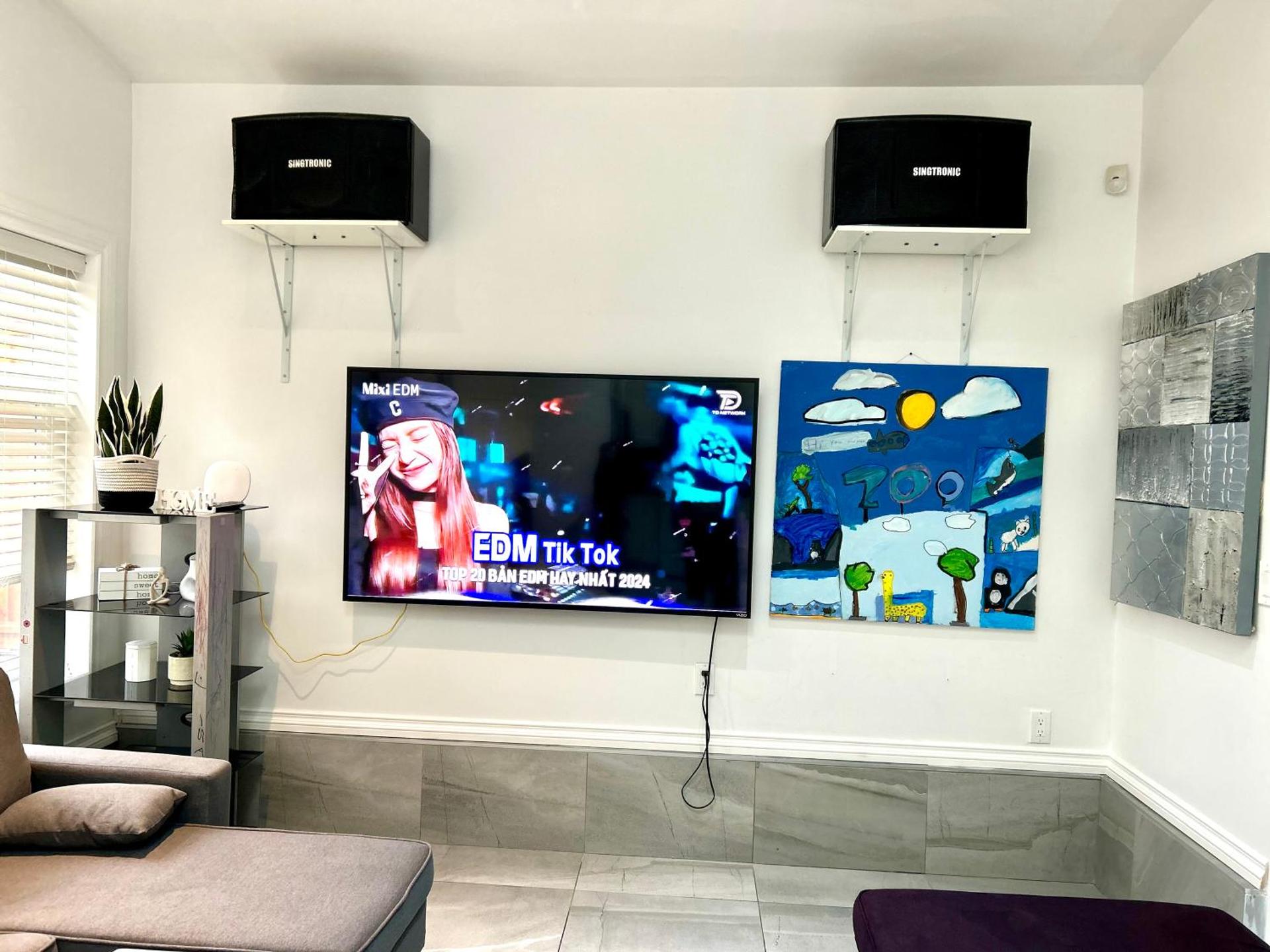 The warm and lovely coach home