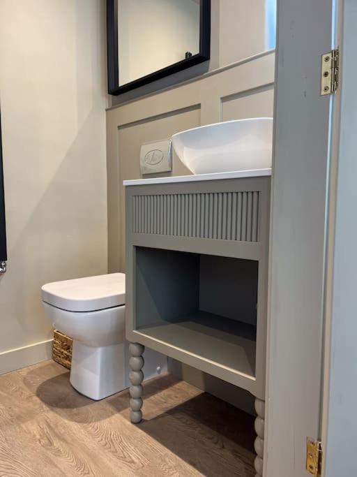 Victorian Red Brick Barn in the Heart of Stamford