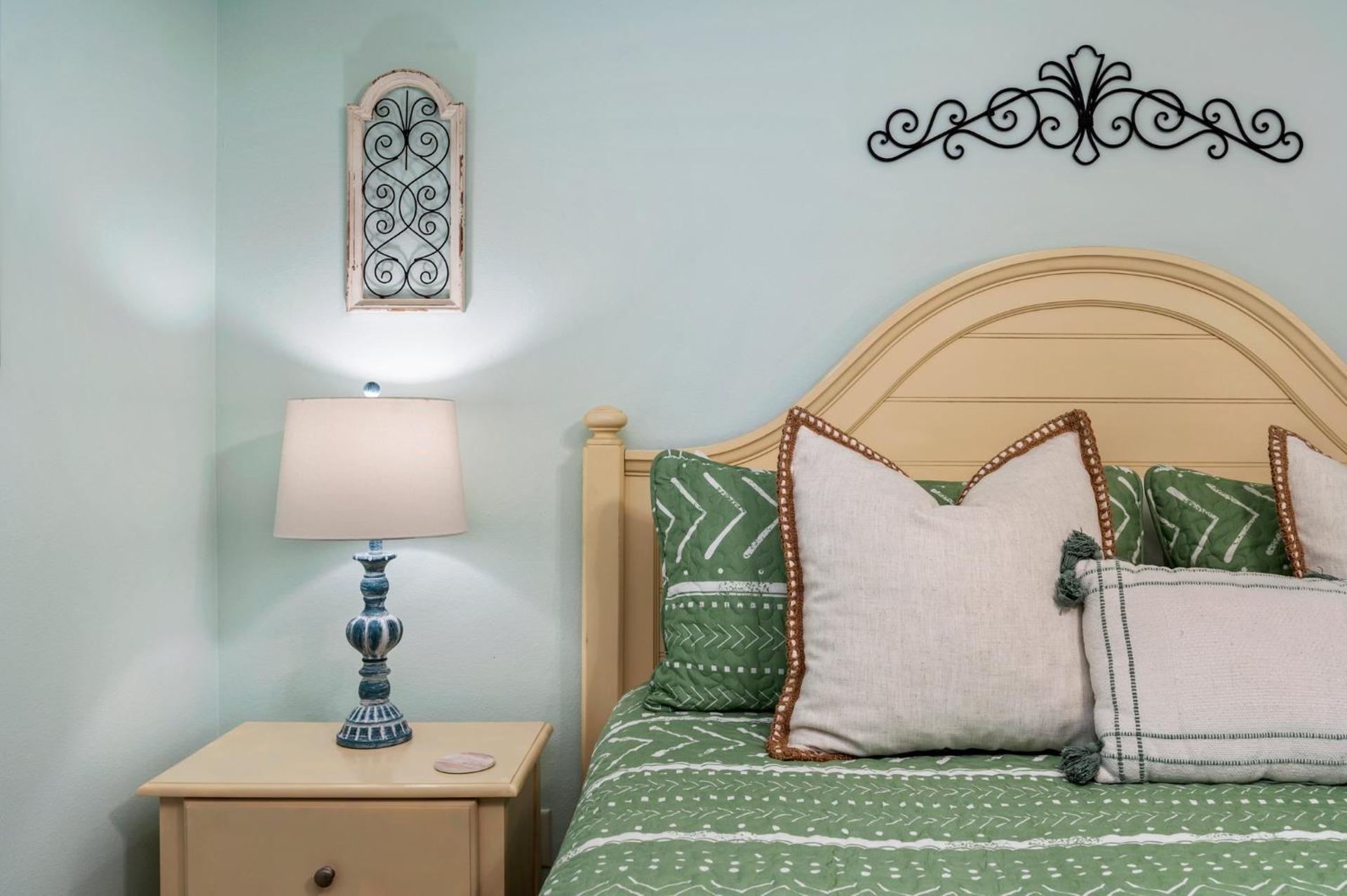 Beautiful Pet Friendly Home! Tropical Pool, Optional Golf Cart & Pool Heat, Minutes to Beach