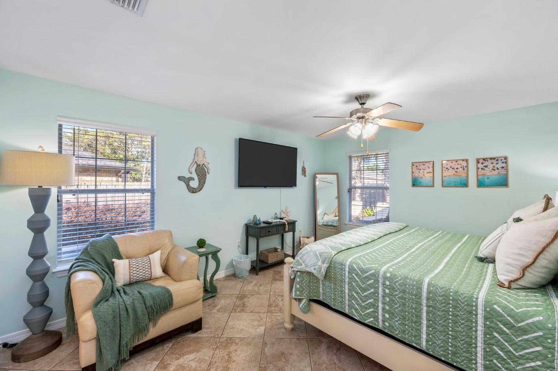 Beautiful Pet Friendly Home! Tropical Pool, Optional Golf Cart & Pool Heat, Minutes to Beach
