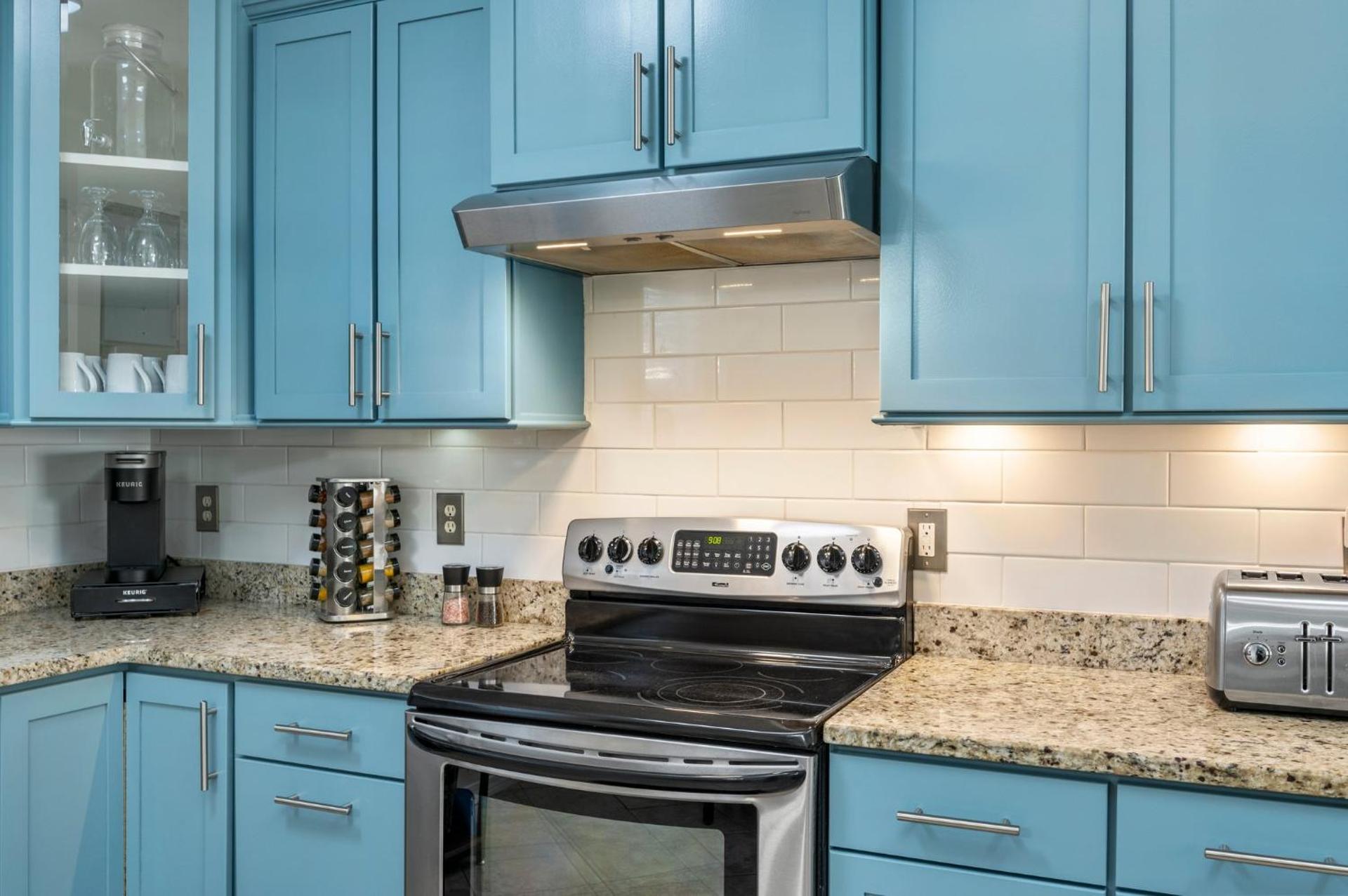 Beautiful Pet Friendly Home! Tropical Pool, Optional Golf Cart & Pool Heat, Minutes to Beach