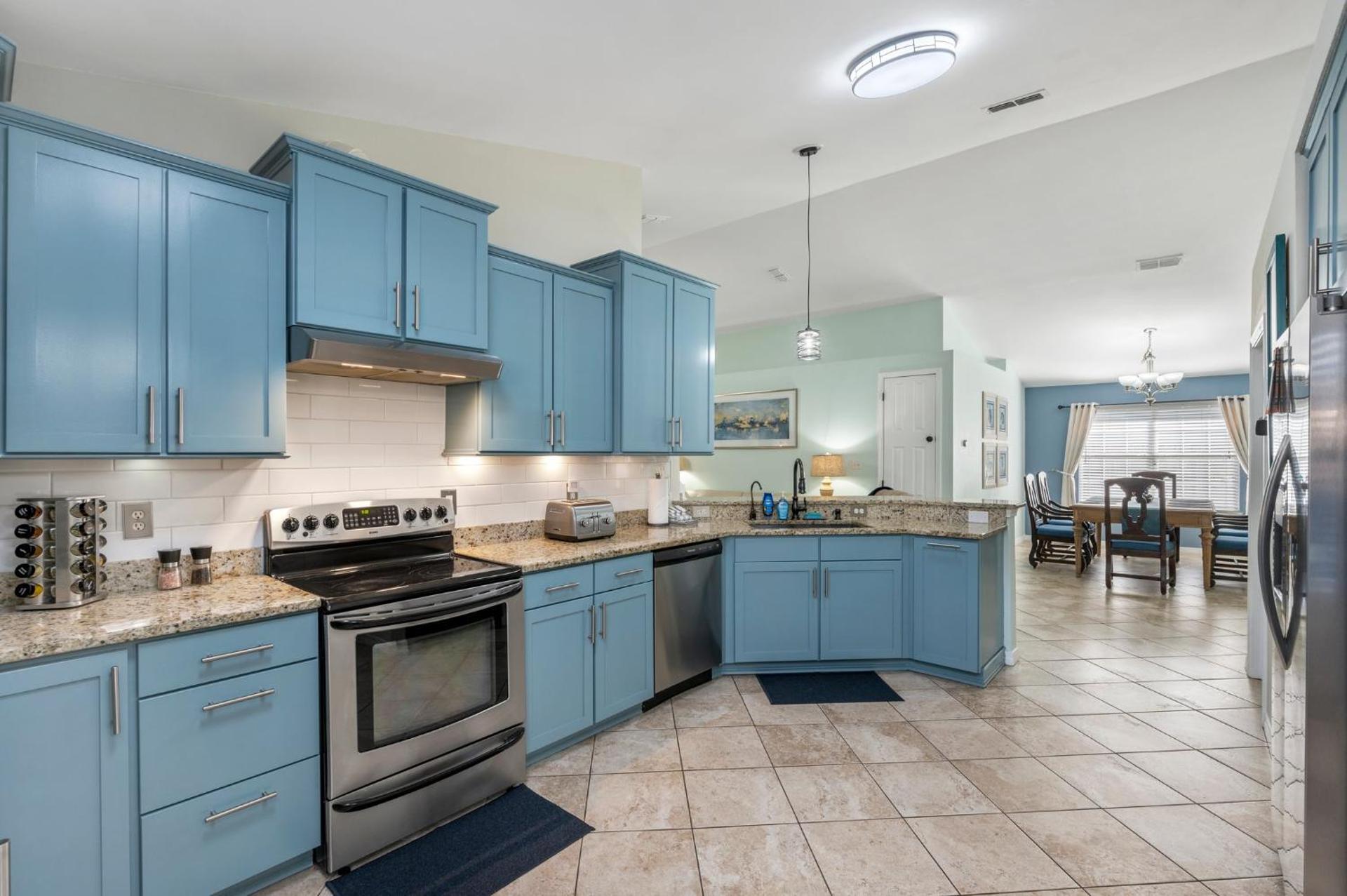 Beautiful Pet Friendly Home! Tropical Pool, Optional Golf Cart & Pool Heat, Minutes to Beach