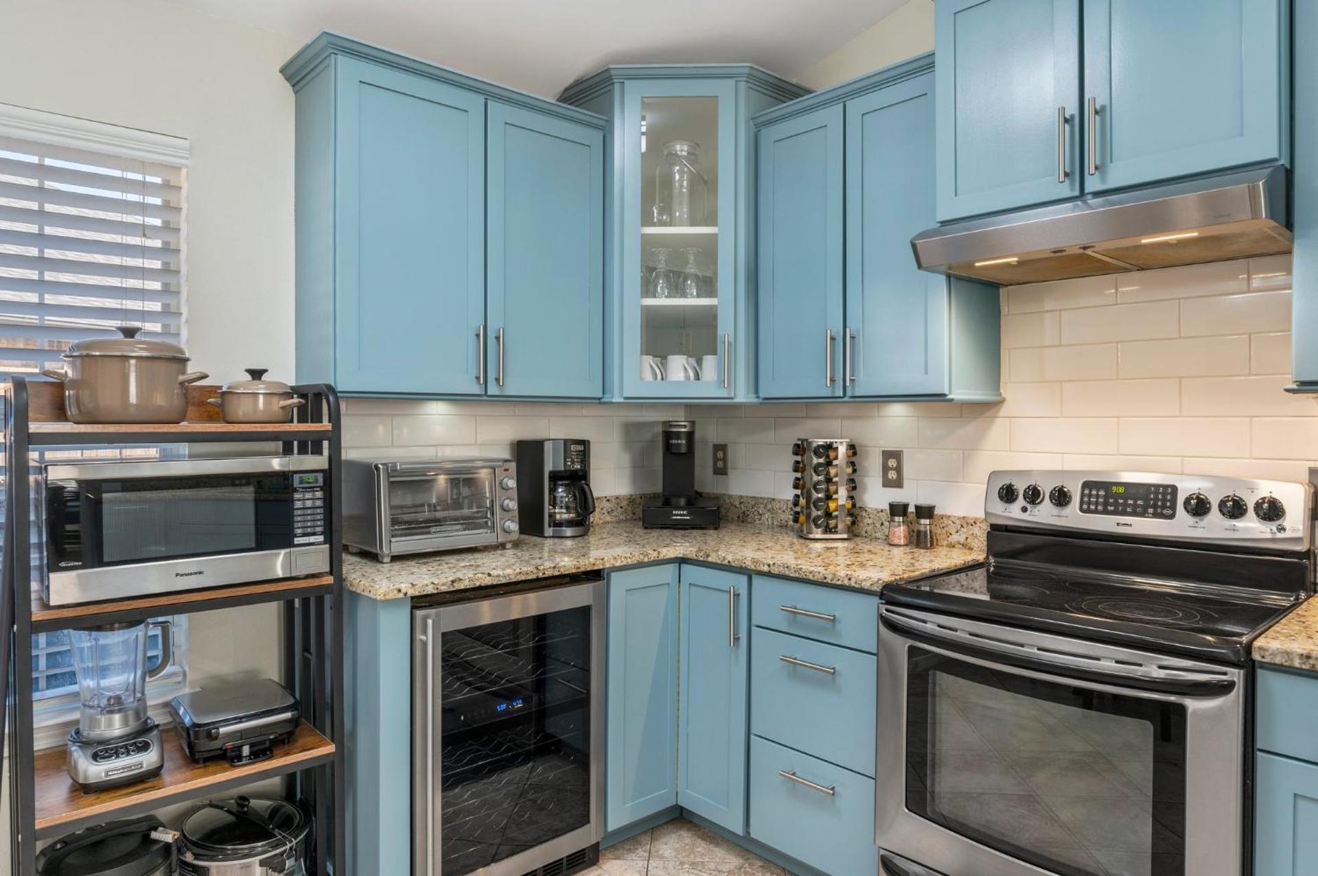 Beautiful Pet Friendly Home! Tropical Pool, Optional Golf Cart & Pool Heat, Minutes to Beach