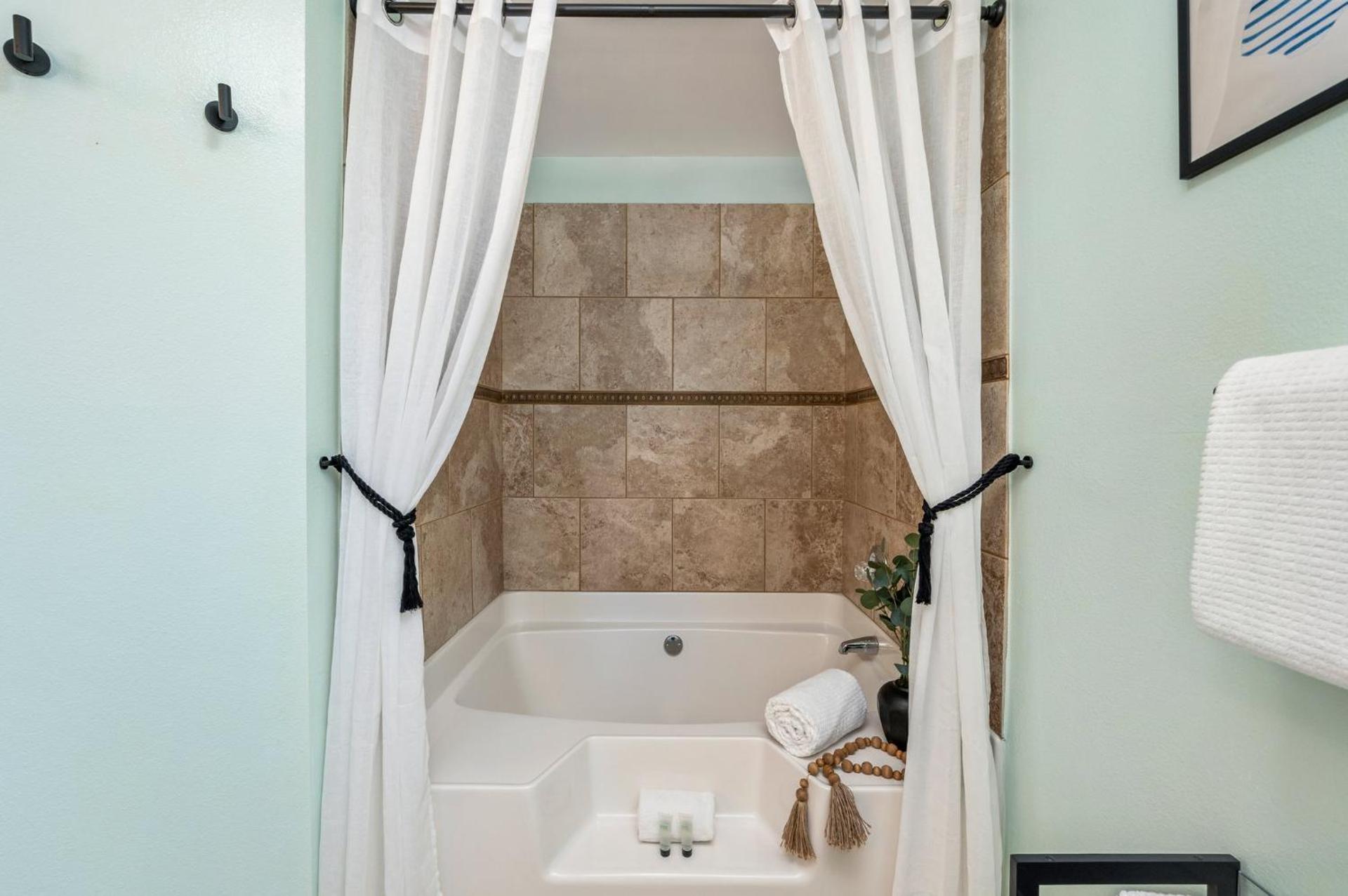 Beautiful Pet Friendly Home! Tropical Pool, Optional Golf Cart & Pool Heat, Minutes to Beach