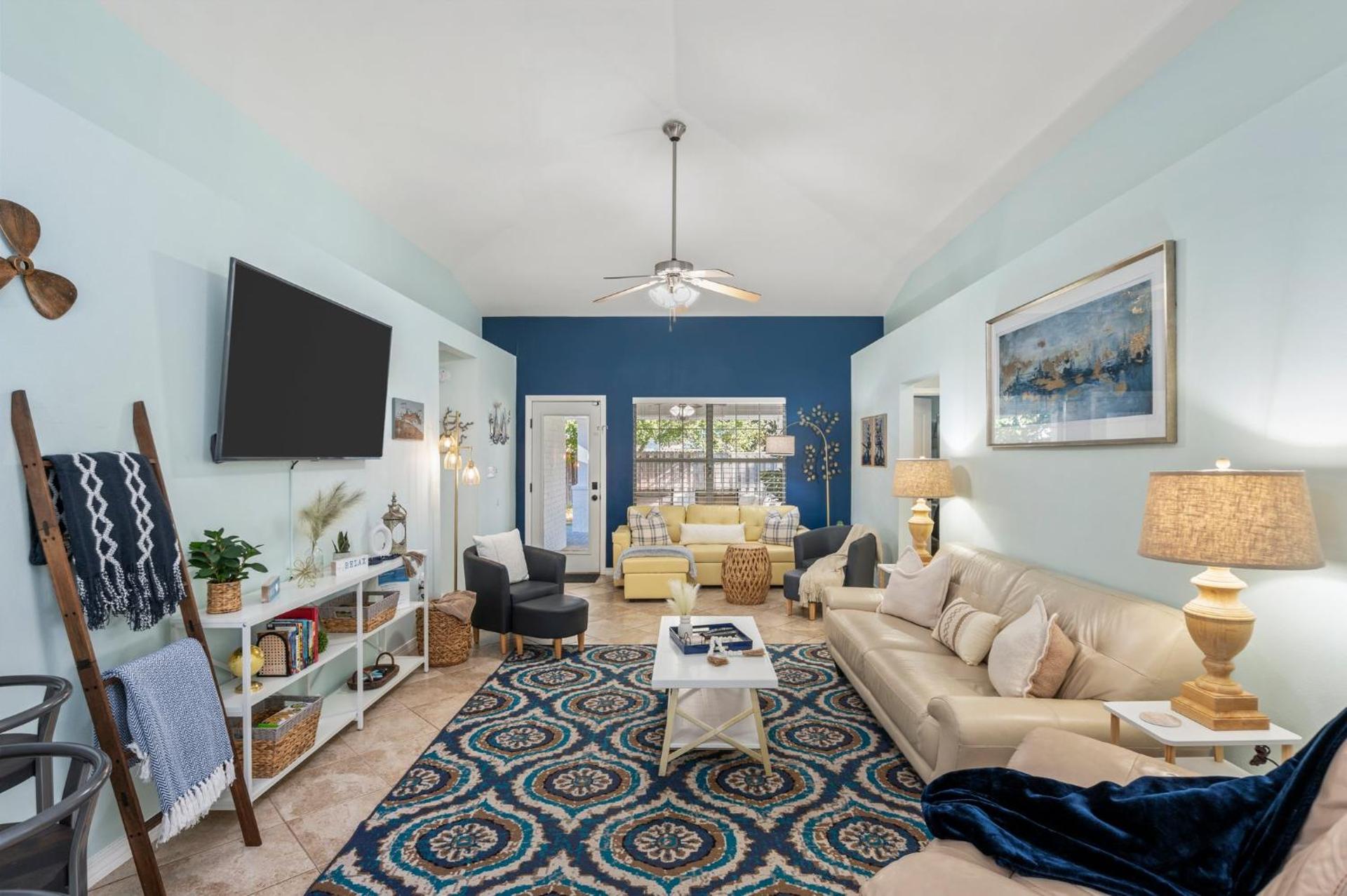 Beautiful Pet Friendly Home! Tropical Pool, Optional Golf Cart & Pool Heat, Minutes to Beach