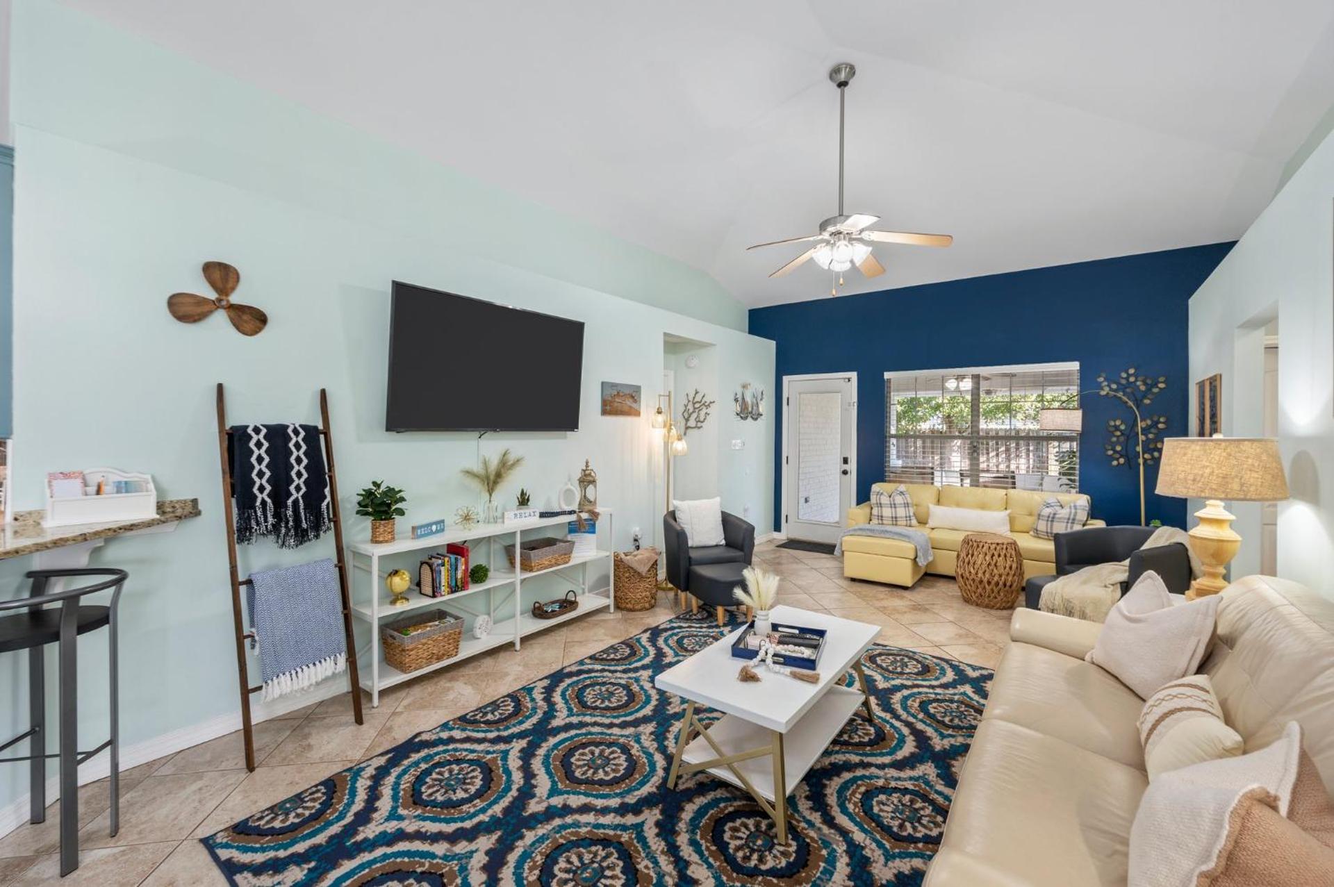 Beautiful Pet Friendly Home! Tropical Pool, Optional Golf Cart & Pool Heat, Minutes to Beach