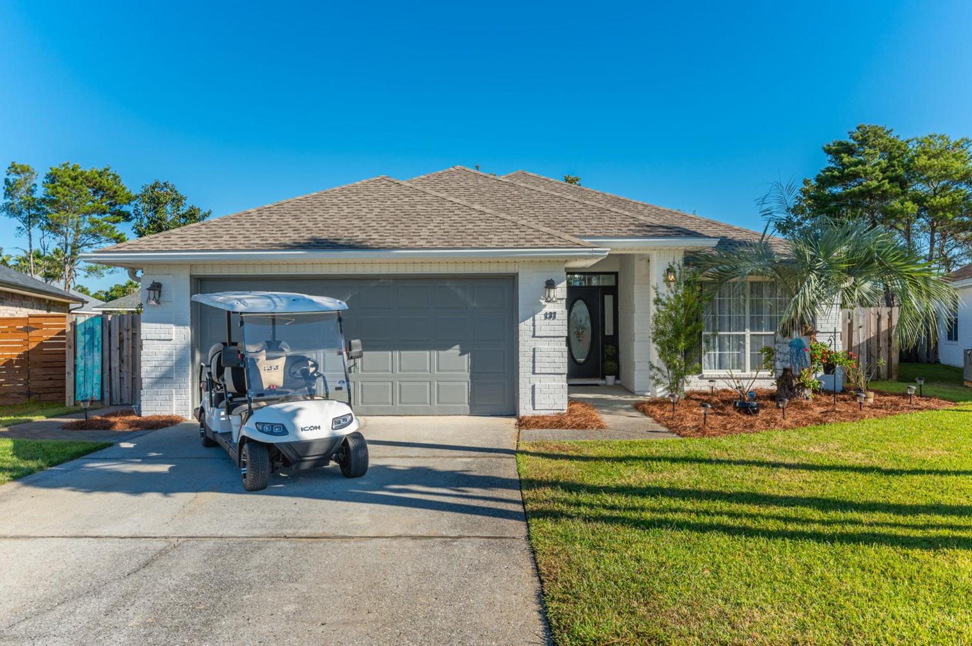 Beautiful Pet Friendly Home! Tropical Pool, Optional Golf Cart & Pool Heat, Minutes to Beach