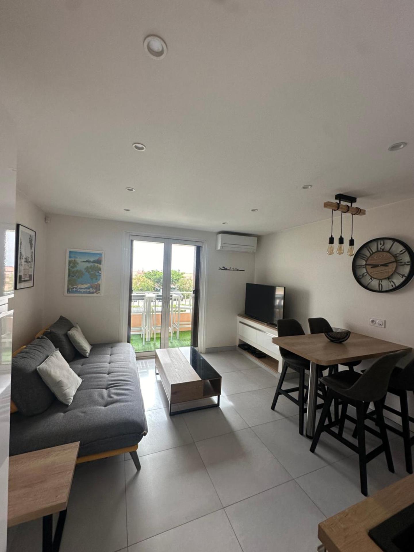 T2 Hyeres La Bergerie vue mer 50 M de la plage