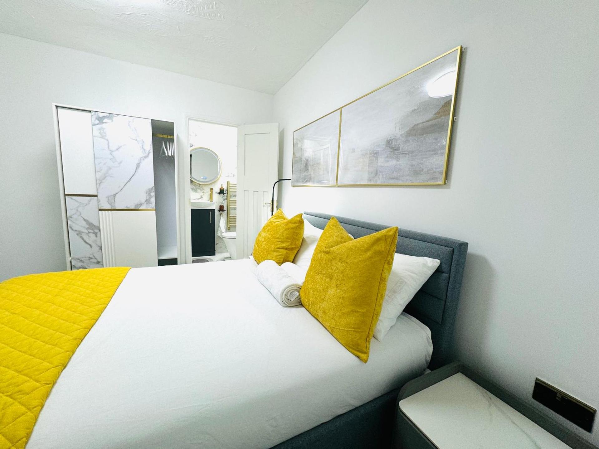 Ensuite Luxury Bedroom In Purfleet