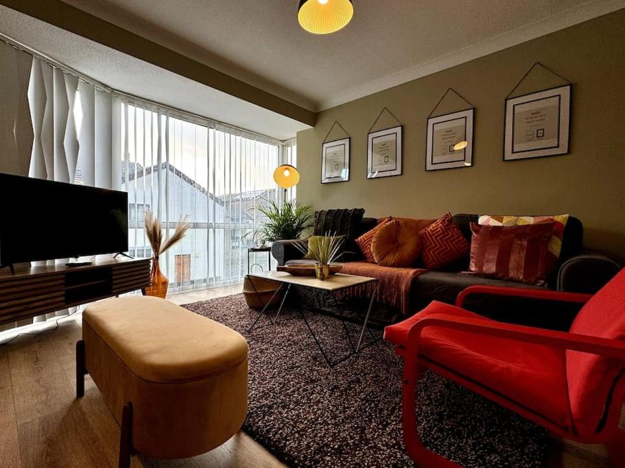 Boho Modern Entire House in Southampton - Sleeps 13 - 5 Bedrooms - 7 Beds - Overlooking the original city walls -walking Distance to the city centre & Cruise Terminals - Private garage