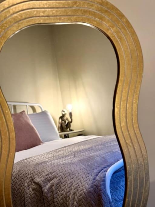 Boho Modern Entire House in Southampton - Sleeps 13 - 5 Bedrooms - 7 Beds - Overlooking the original city walls -walking Distance to the city centre & Cruise Terminals - Private garage