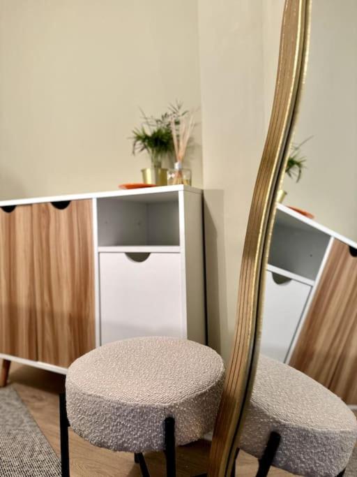 Boho Modern Entire House in Southampton - Sleeps 13 - 5 Bedrooms - 7 Beds - Overlooking the original city walls -walking Distance to the city centre & Cruise Terminals - Private garage