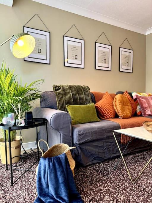 Boho Modern Entire House in Southampton - Sleeps 13 - 5 Bedrooms - 7 Beds - Overlooking the original city walls -walking Distance to the city centre & Cruise Terminals - Private garage