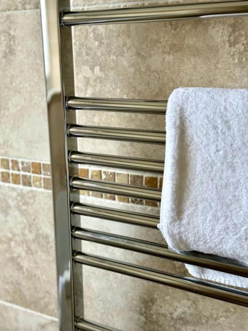 Boho Modern Entire House in Southampton - Sleeps 13 - 5 Bedrooms - 7 Beds - Overlooking the original city walls -walking Distance to the city centre & Cruise Terminals - Private garage