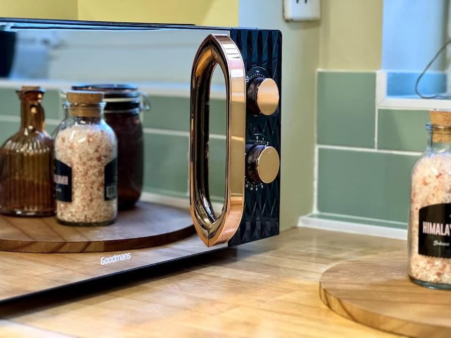 Boho Modern Entire House in Southampton - Sleeps 13 - 5 Bedrooms - 7 Beds - Overlooking the original city walls -walking Distance to the city centre & Cruise Terminals - Private garage