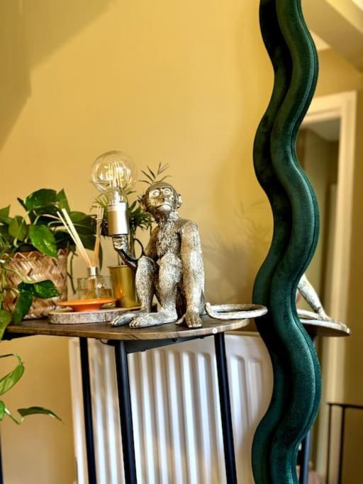 Boho Modern Entire House in Southampton - Sleeps 13 - 5 Bedrooms - 7 Beds - Overlooking the original city walls -walking Distance to the city centre & Cruise Terminals - Private garage