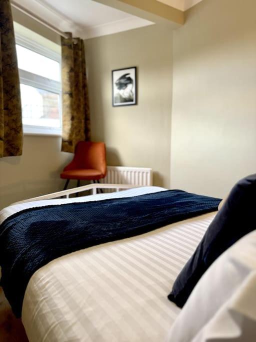 Boho Modern Entire House in Southampton - Sleeps 13 - 5 Bedrooms - 7 Beds - Overlooking the original city walls -walking Distance to the city centre & Cruise Terminals - Private garage