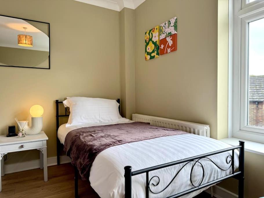 Boho Modern Entire House in Southampton - Sleeps 13 - 5 Bedrooms - 7 Beds - Overlooking the original city walls -walking Distance to the city centre & Cruise Terminals - Private garage