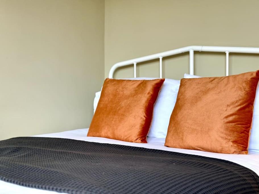 Boho Modern Entire House in Southampton - Sleeps 13 - 5 Bedrooms - 7 Beds - Overlooking the original city walls -walking Distance to the city centre & Cruise Terminals - Private garage