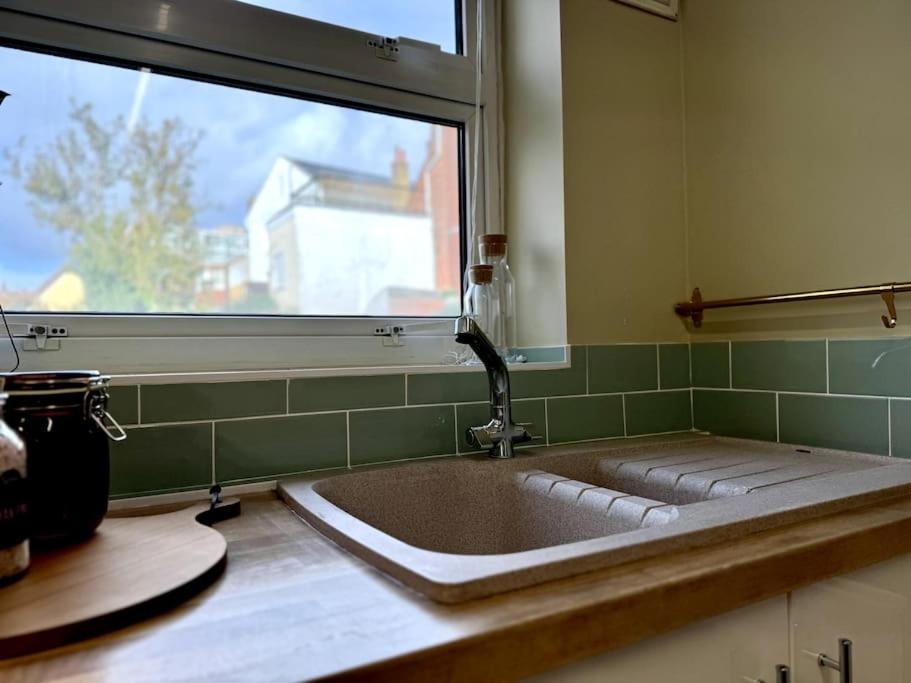 Boho Modern Entire House in Southampton - Sleeps 13 - 5 Bedrooms - 7 Beds - Overlooking the original city walls -walking Distance to the city centre & Cruise Terminals - Private garage