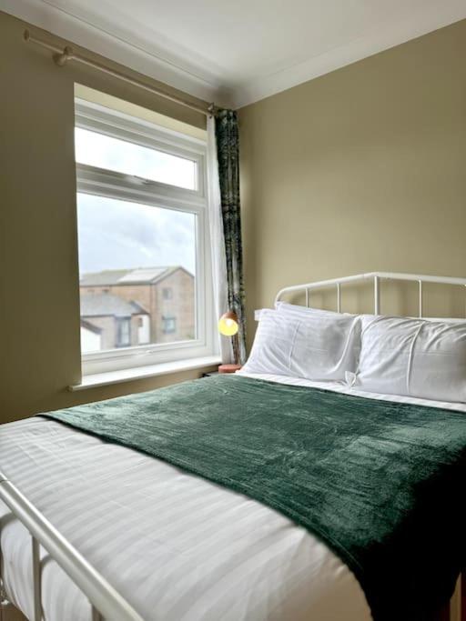 Boho Modern Entire House in Southampton - Sleeps 13 - 5 Bedrooms - 7 Beds - Overlooking the original city walls -walking Distance to the city centre & Cruise Terminals - Private garage