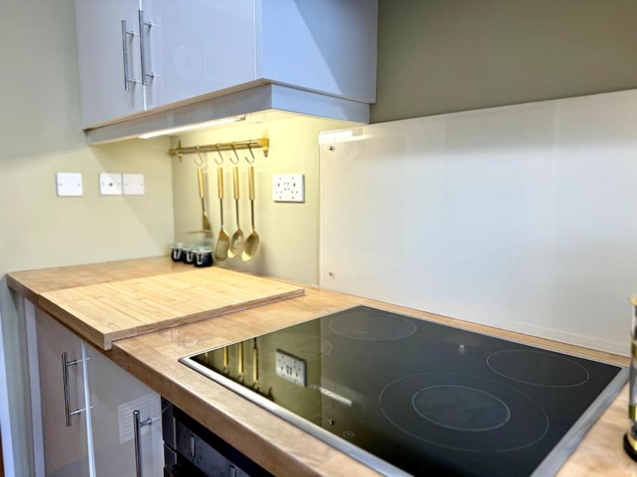 Boho Modern Entire House in Southampton - Sleeps 13 - 5 Bedrooms - 7 Beds - Overlooking the original city walls -walking Distance to the city centre & Cruise Terminals - Private garage