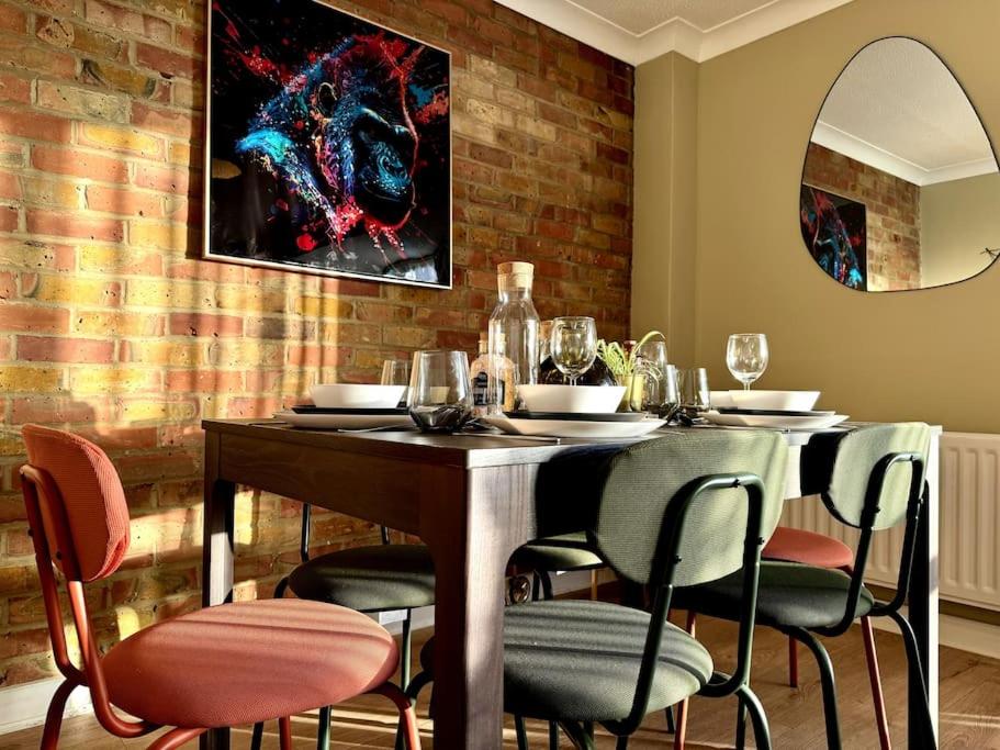 Boho Modern Entire House in Southampton - Sleeps 13 - 5 Bedrooms - 7 Beds - Overlooking the original city walls -walking Distance to the city centre & Cruise Terminals - Private garage