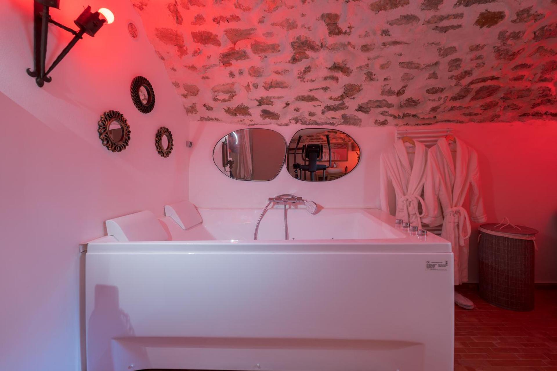 incroyable love room jacuzzi ,Hammam,cinema