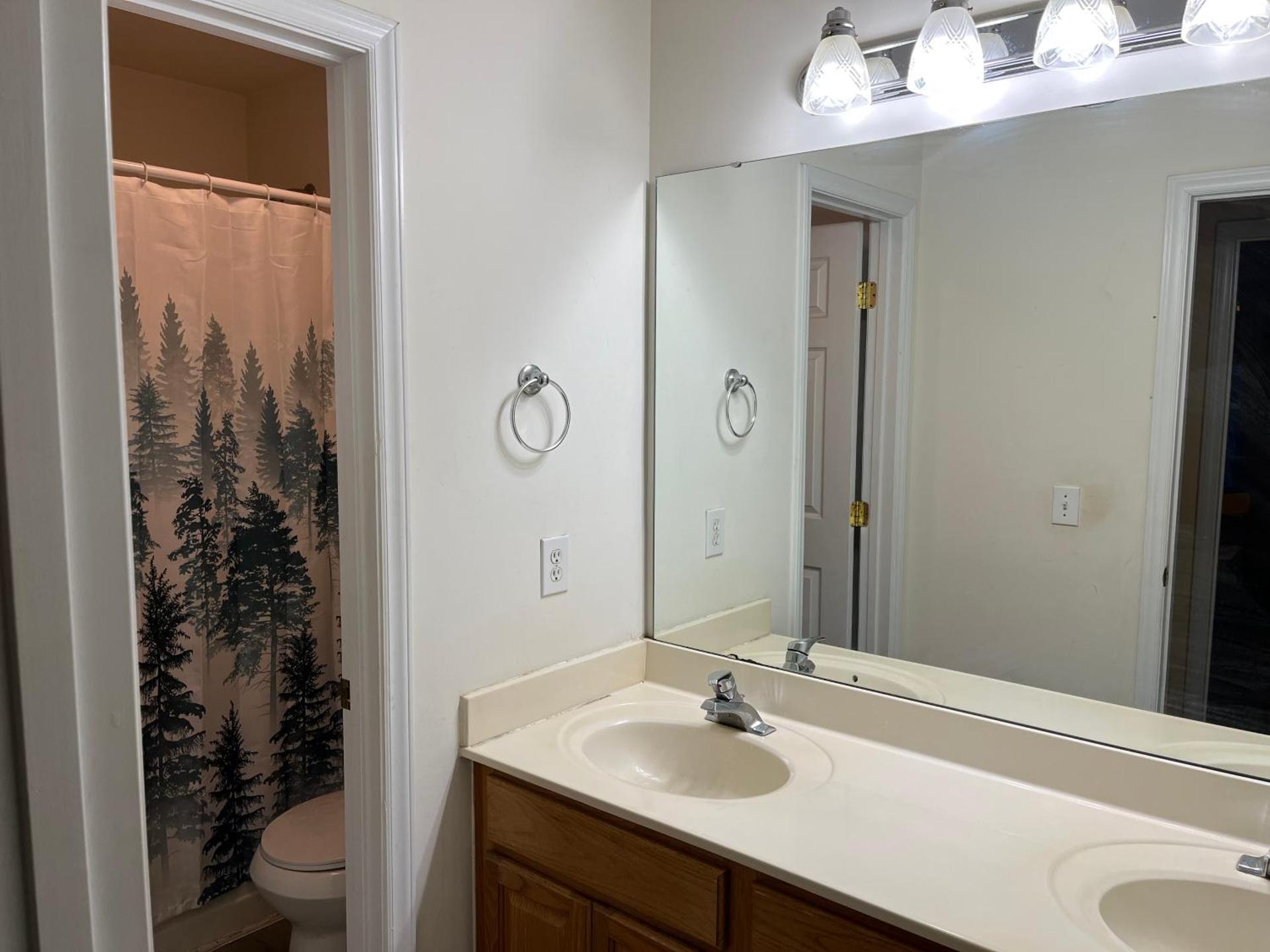 Comfortable Rooms in A Single Family House in Chapel Hill near UNC Duke RTP, with Massage Chair