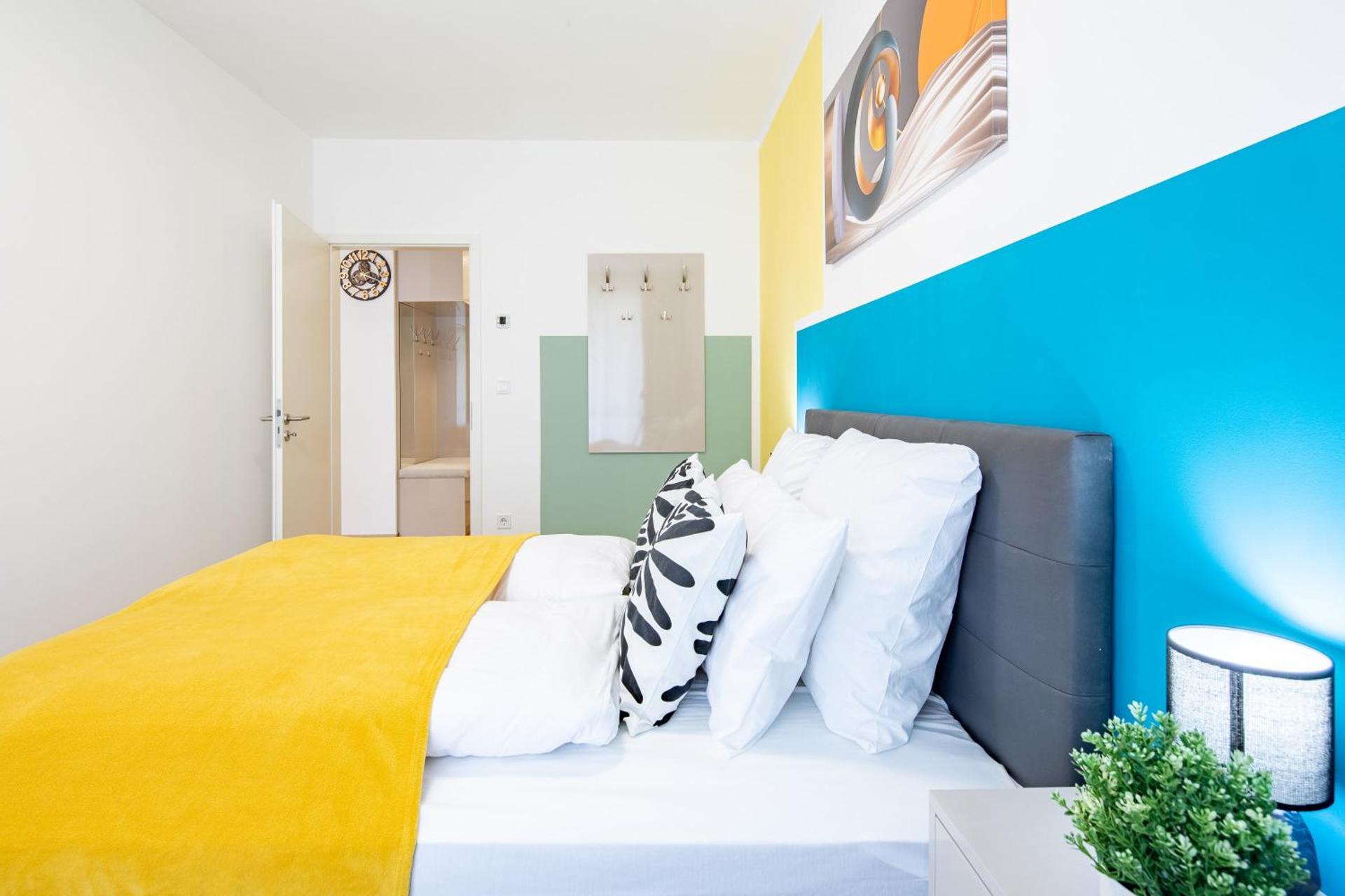 Central - Free Parking - Large Balcony