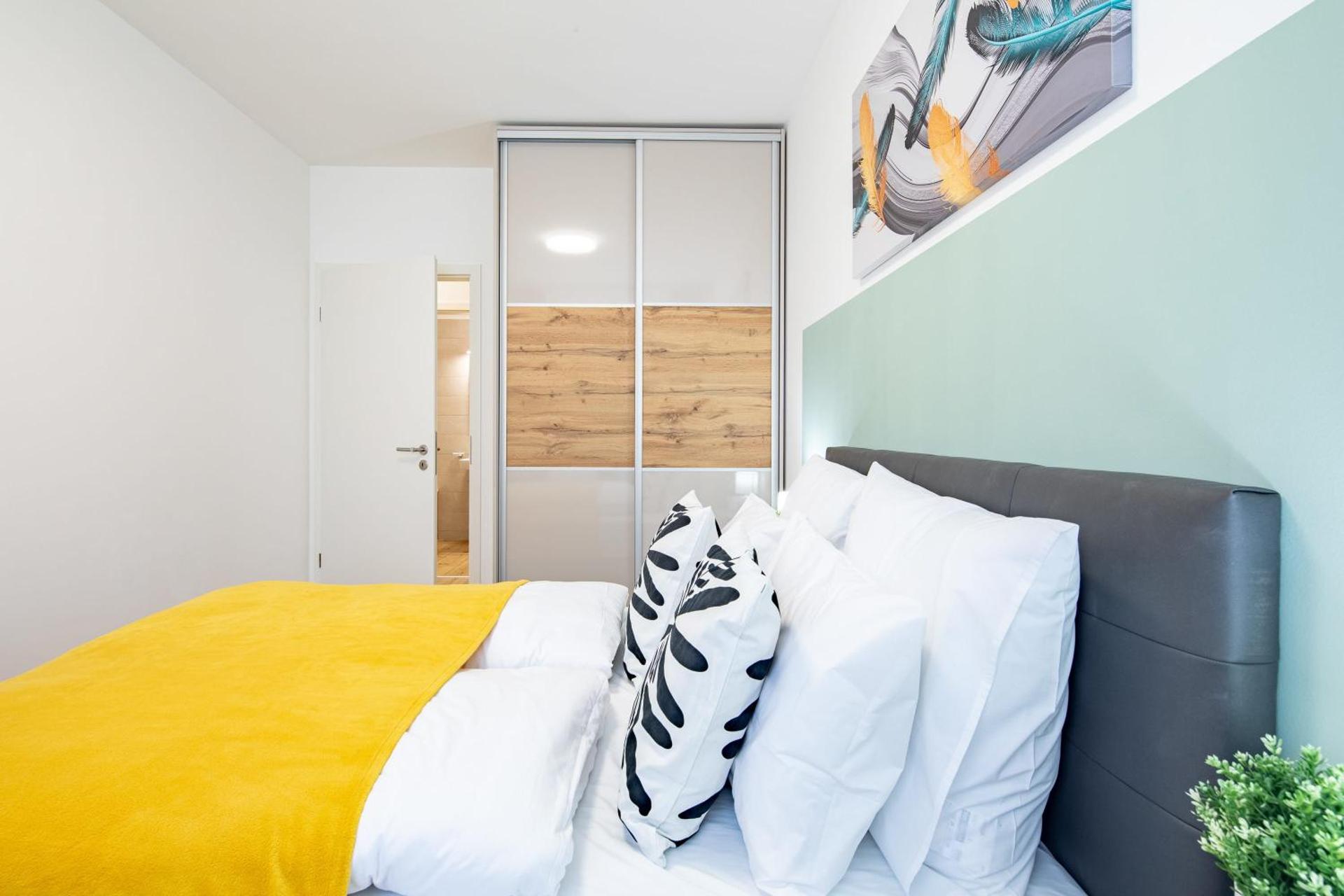 Central - Free Parking - Large Balcony