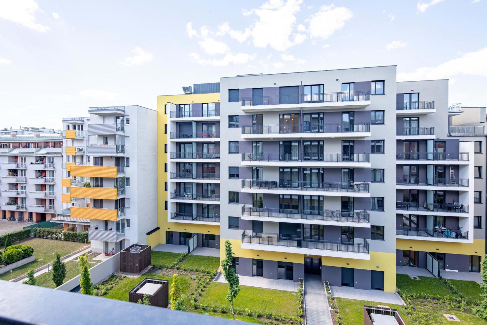 Central - Free Parking - Large Balcony