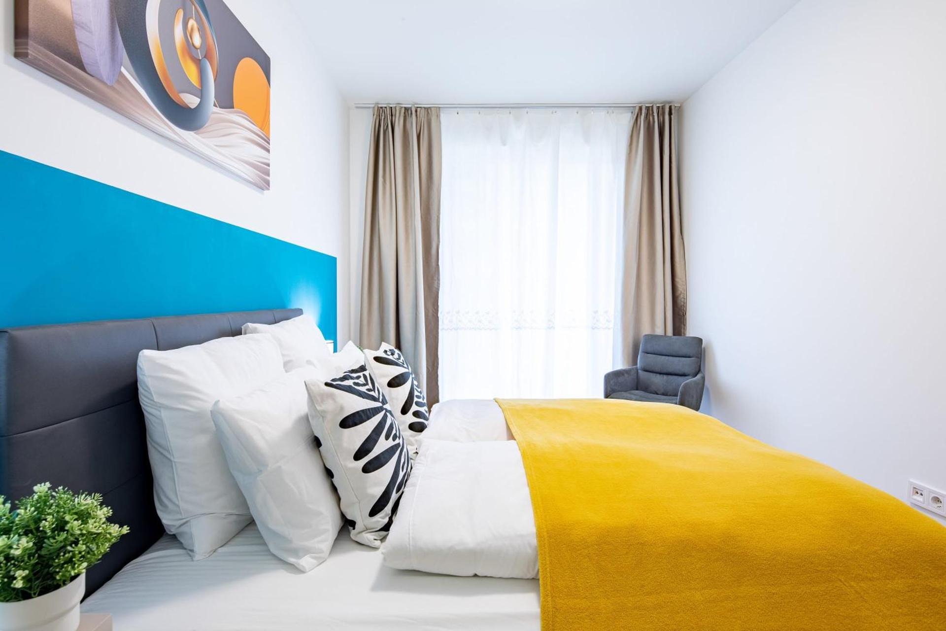 Central - Free Parking - Large Balcony