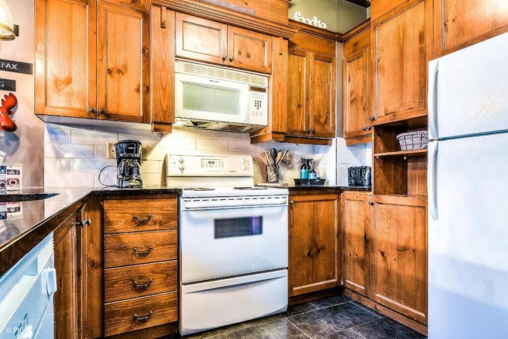 Les Manoirs 3bdrs W Pool & Hottub Near Village